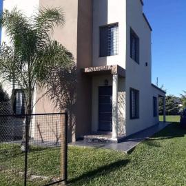 Casa dos plantas 6 camas c grande jardin