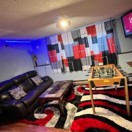 MidwestBNB Room1, quite cabin in the wood vibes