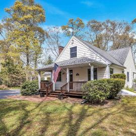 Jenkins Pond Beach Access with BBall Hoop & Grill, Bright Cape Cod Retreat near Jenkins Pond in Falmouth - Parking, Modern Retreat with Outdoor Space, 24 Hour Hospitality, Hotel in Falmouth