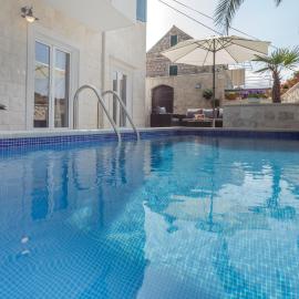 Villa Capitis in the Centre - Deluxe Apartment with Swimming Pool
