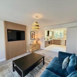 Contractor Accommodation Sleeps 7 - 4 Bathrooms - Parking For 3 Vans - Worksop, hotel in Worksop