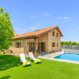 Gran casa de campo con piscina a 15 km de Pamplona, hotel in Adiós