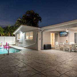 Coastal Family Escape with Private Pool Near Beaches、ホリデーのホテル