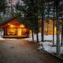 Rustic Retreat, Sleeps 20, Epic Game Room, Hot Tub, 20min to Yellowstone