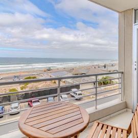 Table View में, होटल The Bay Luxury Beachfront Apartment