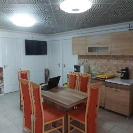 Alexandra vendégház Tiszaújváros, hotel in Tiszaújváros