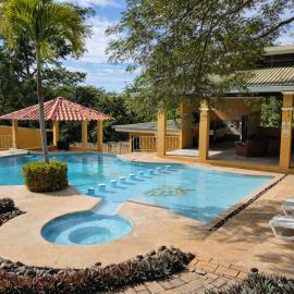 Villa Jr 4, Piscina 24h y Relax, SJO Airport 80min, hotel in Tivives