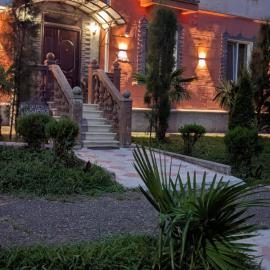 warm house, hotel in Tsqaltubo