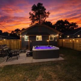 Broad Ripple Home witth Hot Tub Near Downtown Indy, hotel u gradu Indijanopolis