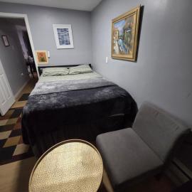 Queen Private room with private bathroom, hotel in Irvington
