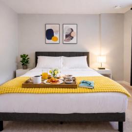 Calgary Views & 1BR - Dedicated Work space & TV