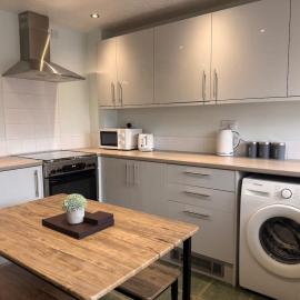 Ajax House - 2-Bed, Sleeps 5, Parking, WiFi, Contractors