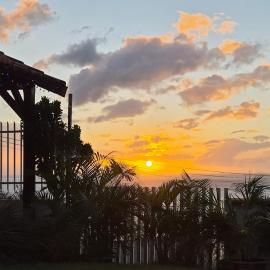 Ti Kay Vet - logement et son jardin avec son coucher de soleil