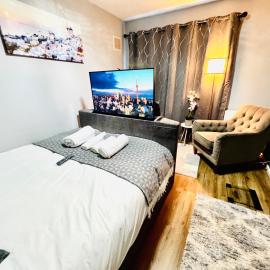 Air Conditioned Luxury 2-Bed Apartment,Office with Built-In TV King Bed, Private Entrance and free Parking, hotel in Manchester