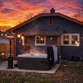 Broad Ripple Bungalow - Hot Tub, Fire Pit & Arcade - Sleeps 4