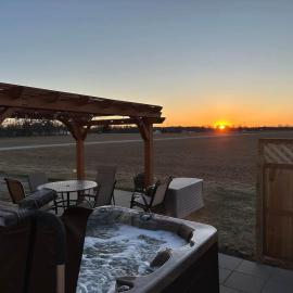 Prairieview Cottage Retreat - Hot Tub Sunsets, hotel a Sullivan