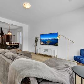 Massive 8 Bed Luxury Estate with 65 inch TV and Free Parking