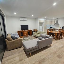 Modern 4-Bedroom Home in Tarneit, hotel din Tarneit