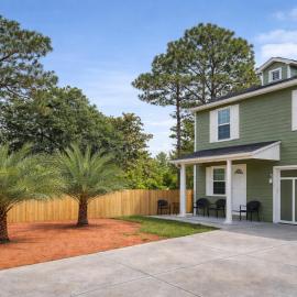 Vacation House, 2 Miles to Beach, Smart TVs, Grill, hotel in Navarre