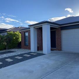 Modern 4-Bedroom Home, Near Playground, Lake Nature Trails, Minutes to Bendigo, hotel Epsom városában
