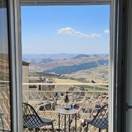 Modern Hillside Retreat with Panoramic Views, hotel u gradu Mussomeli