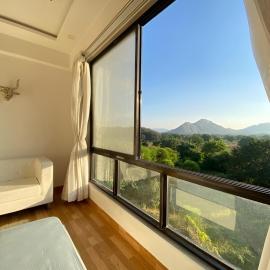 Serene Hill view 1BHK I Pool & Gym I Udaipur، فندق في أودايبور