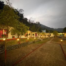 Serene Vistas Riverside Resort, Rishikesh, hotel u gradu Mohan Chatti