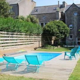Charming vacation home with private pool, close to shops and sea