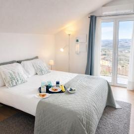 AMAC Suite with pool
