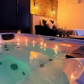 chambre romantique avec spa privatif, hotel Ferrière-la-Grande városában