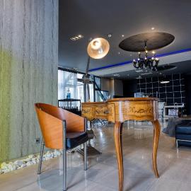 Gallery Art Hotel、トリカラのホテル
