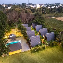 Alaya stays Inara Retreat 1-Cottage with a Mezzanine Loft, Shared Pool, and Garden、バンガロールのホテル