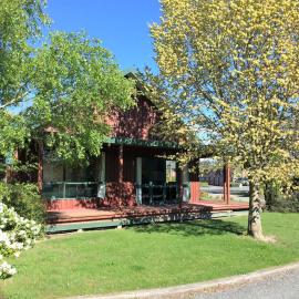 Cedar Chalets and Barkers Lodge, готель у місті Метвен