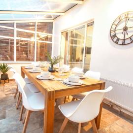 Oxfordshire base 4 bedroom with parking, hotel in Kidlington