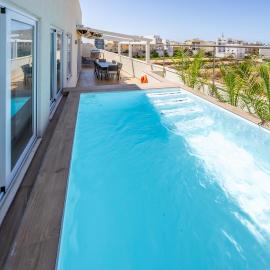 Designer Luxury Penthouse with Private Pool & BBQ, hotel en Żurrieq