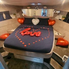 Nuits insolites sur un bateau 12m en pleine nature, hotel in Bully