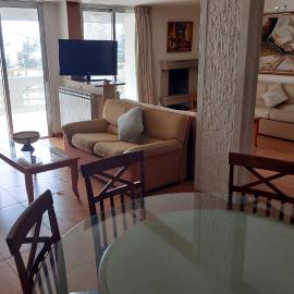 Spacious 4-Bedroom Chalet - Ski and Summer, hotel em Kfardebian