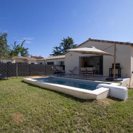 Villa de plain-pied au centre du village avec piscine privée