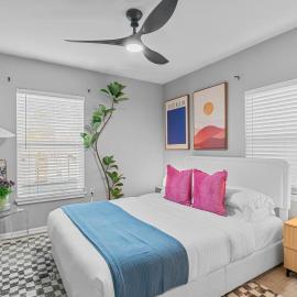 Sunlit Olive Haus | 3BR Duplex Near CWE, hotel in Saint Louis