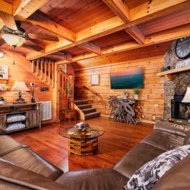 Our Nest - 8 Miles from Dollywood - Mountain Views - Outdoor Hot Tub