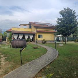 Charme rustico con ampio giardino e piscina con due camere