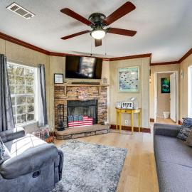 < 1 Mi From Suwannee River, Hideaway w/ Lanai, ξενοδοχείο σε Old Town