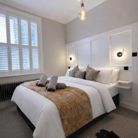Stylish Ground-Floor Flat with Private Parking