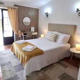 Quinta das AVES - Double Bedroom 1, hotel in Odiáxere