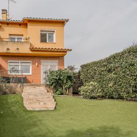 Casa con jardín en Besalú, ideal para familias, hotel in Besalú