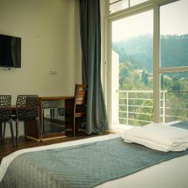 The Oaks - Scenic Couple Retreat in Kasauli with Private Balcony Views, hotel in Kasauli