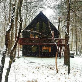 A-Frame Chalet Lodge With Fire Pit Near Shawnee, hotel in East Stroudsburg