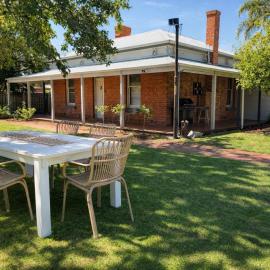 Spacious Stylish Group Stay Sleeps 12 5bed3Bath, hotel in Sale