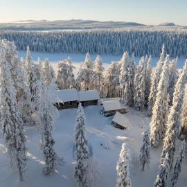 Hilltop Villa at Lake Porontima, hotel v destinaci Kuusamo