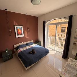 Sliema Central with Balcony Airconditioned and Comfortable Self Check IN, hotel in Il-Gżira